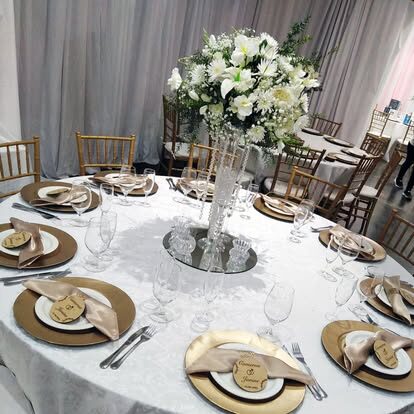 Wedding table styling and florals at Umdlalo Lodge